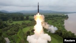 2023年7月13日，朝鲜试射新型固体燃料洲际弹道飞弹“火星-18”(Hwasong-18)。(朝中社／路透社发布)