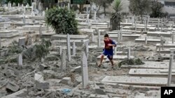 8月10日一名巴勒斯坦男孩在加沙市一個找到以色列空軍轟炸的墓地廢墟上奔跑 