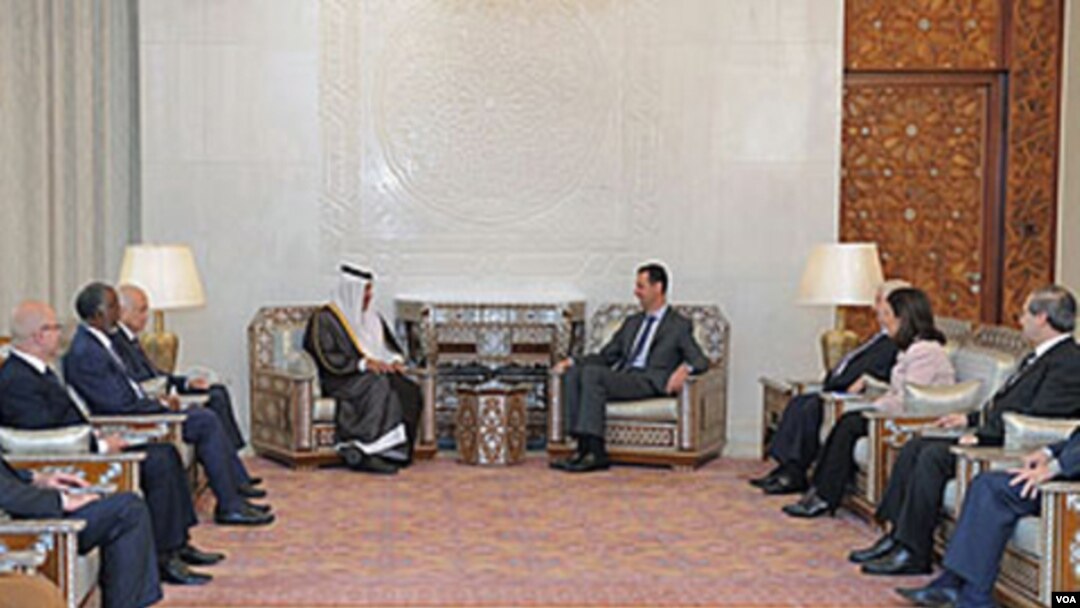 El presidente sirio, Bashar al-Assad (centro-derecha), se reúne con el primer ministro de Qatar, Hamad bin Jassim al-Thani.