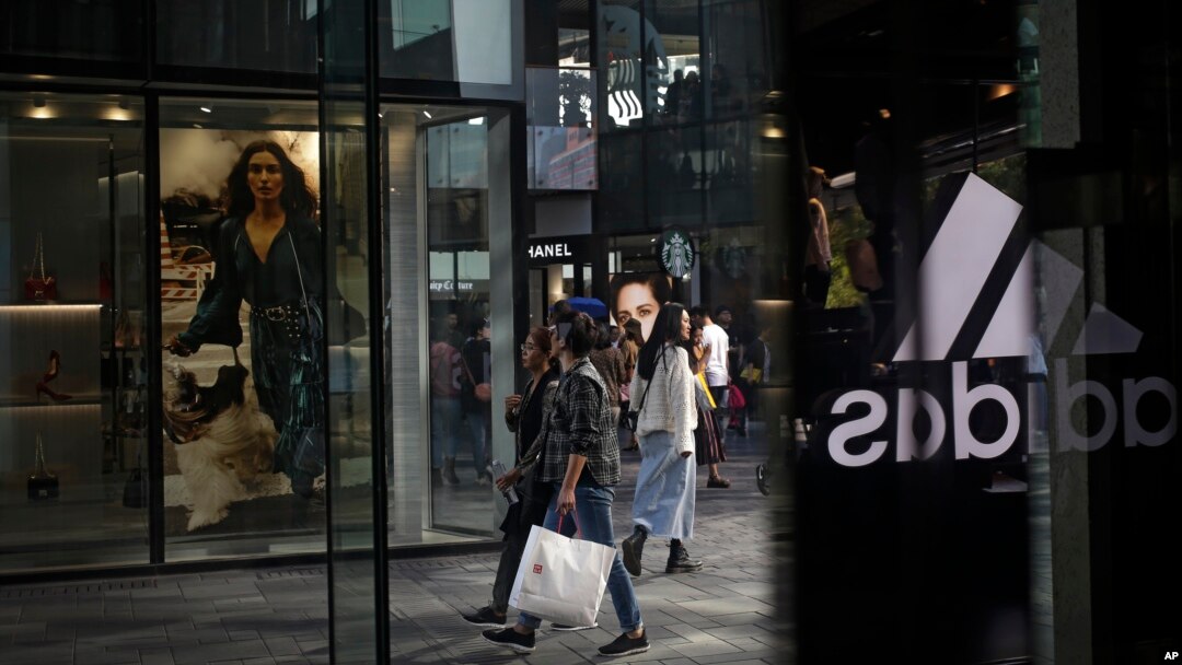 Consumidores chinos caminan por el popular centro comercial en Beijing el lunes, 24 de septiembre de 2018.