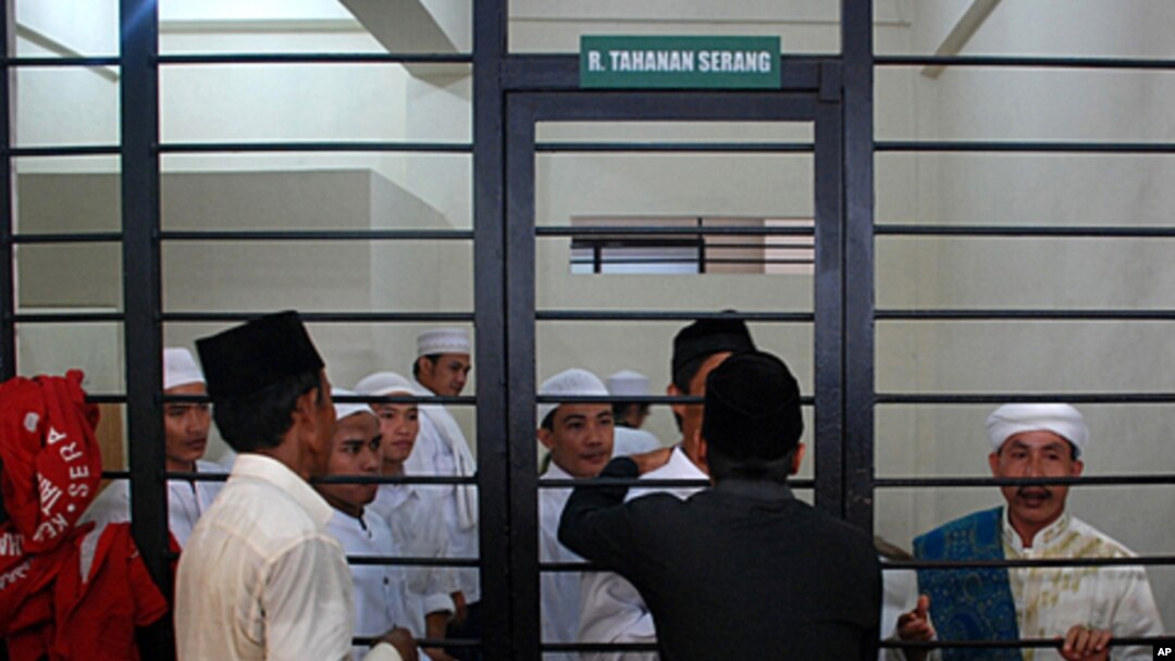 A group of Indonesian Muslims accused of attacking Ahmadiyah followers wait in a cell at a court room in Serang, Indonesia's Banten province July 28, 2011.