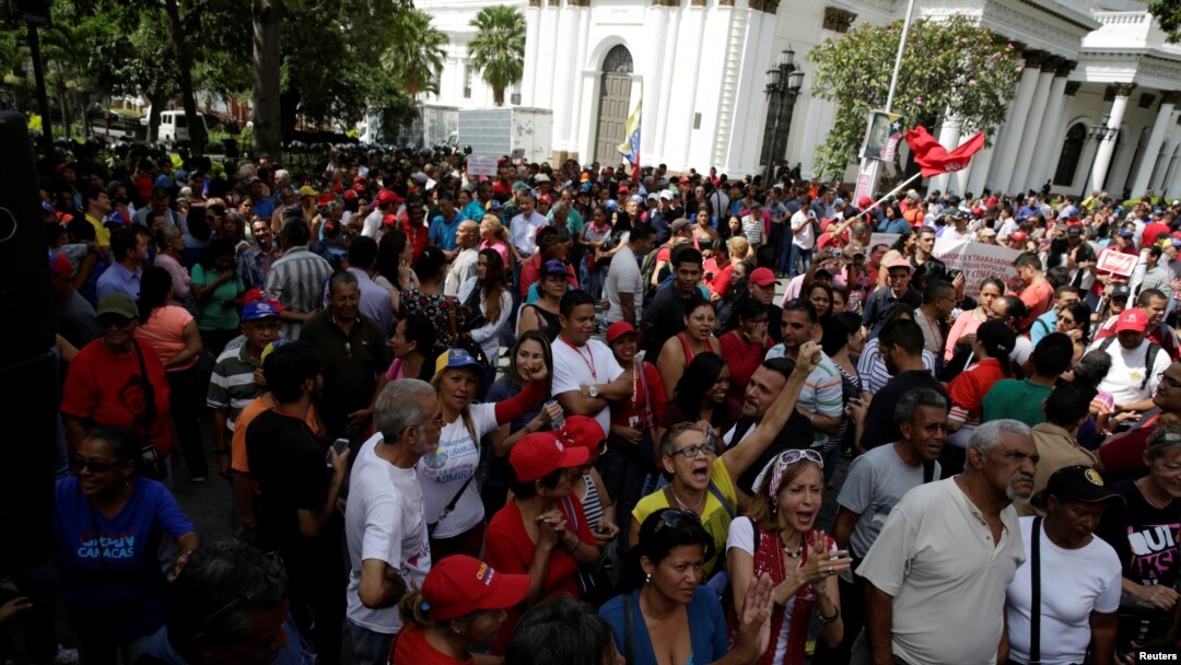 Enojados partidarios del presidente de Venezuela Nicolás Maduro se reunieron afuera del edificio de la Asamblea Nacional el jueves y trataron de impedir el ingreso de los asambleistas. Octubre 27, 2016