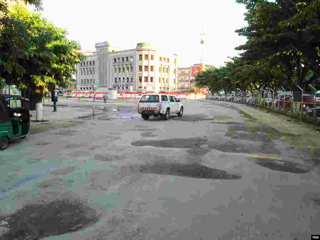 O Governo anunciou em 2008 que iria modernizar a infraestrutura rodoviária e ferroviária ao redor do porto de modo a melhorar a ligação deste com as minas do país. Moçambique, Buracos Beira, Maio 21, 2014