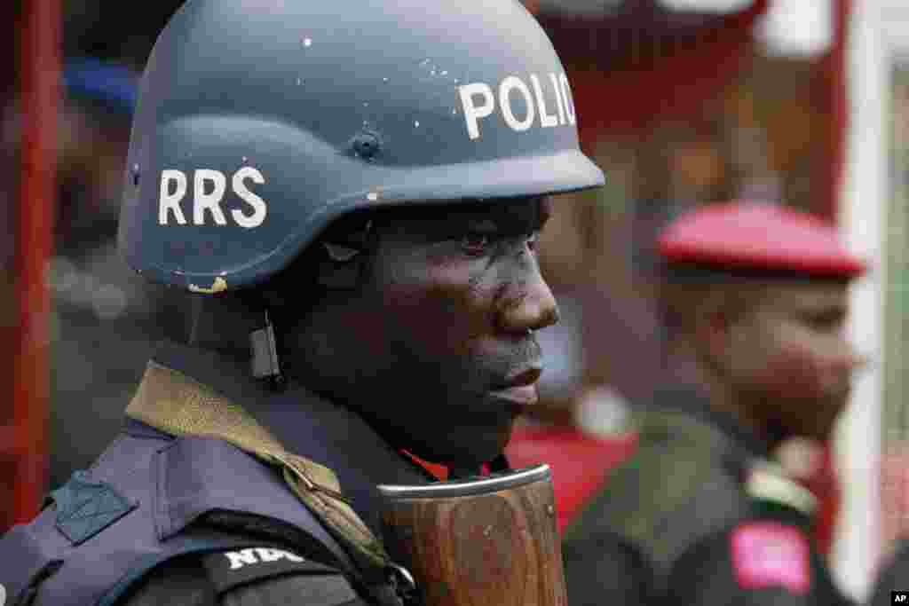 Um agente da polícia de guarda durante a manifestação a pedir ao Governo nigeriano que salve as raparigas raptadas de uma escola secundária de Chibok. Lagos, Maio 1. 2014.