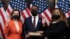 Lide la Chanm Nancy Pelosi prezide seremoni prestasyon seman nouvo Depite eta Florid Sheila Cherfilus-McCormick, yon Demokrat, nan Washington, Madi 18 Janvye, 2022.