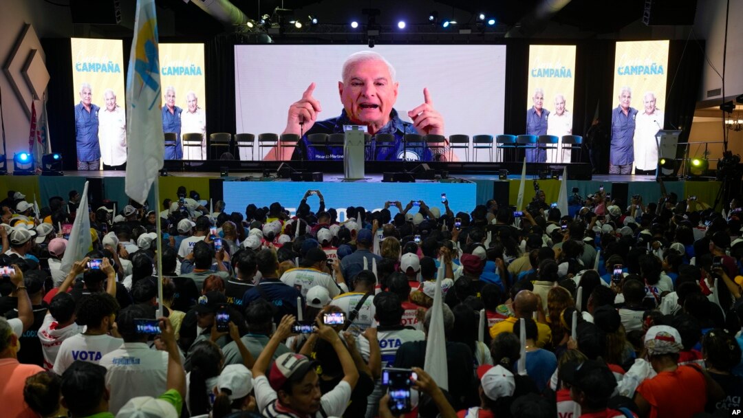 El expresidente Ricardo Martinelli envía un mensaje en video a los partidarios del candidato presidencial José Raúl Mulino durante un acto de clausura de campaña en la Ciudad de Panamá, el domingo 28 de abril de 2024. Panamá celebrará elecciones generales el 5 de mayo. 