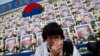 26일 한국 국립대전현충원에서 열린 천안함 용사 4주기 추모식에서 희생자 유가족이 눈물을 흘리고 있다.