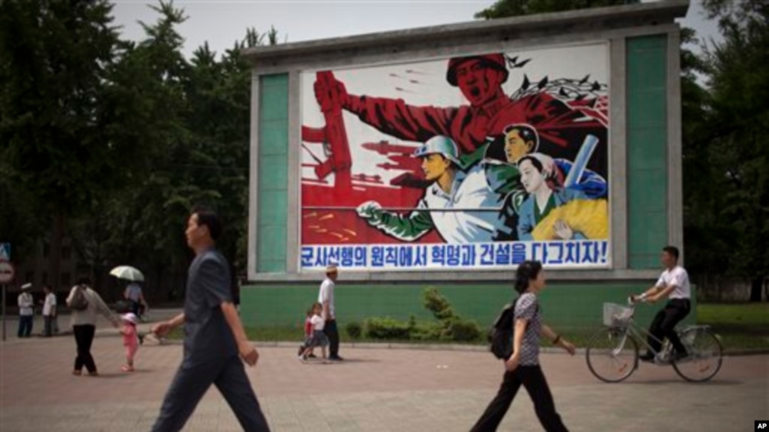 지난달 16일 평양 거리에 '군사 원칙에 입각한 경제 건설'을 강조하는 포스터가 걸려있다.