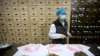 北京博愛堂中醫院出售的黃芪、 青蒿和艾草等中藥材。(2020年3月13日)
