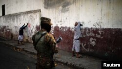 Un soldado salvadoreño custodia a hombres detenidos durante un operativo militar como parte de las medidas de seguridad ordenadas por el presidente de El Salvador, Nayib Bukele, durante la pandemia. [Archivo]