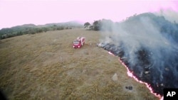 Imagem de drone dos bombeiros a combater o fogo em Guarantã do Norte, Estado do Mato Grosso, Brasil