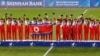 1일 인천 아시안게임 여자 축구 결승전에서 일본을 꺽고 금메달을 차지한 북한 선수팀이 시상식에서 손을 흔들고 있다.