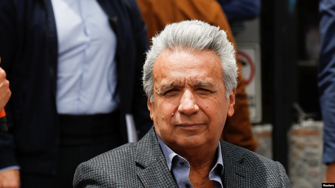 El presidente Lenin Moreno durante una visita a una zona afectada por las protestas que sacudieron a la capital del país, Quito, el pasado 17 de octubre de 2019.