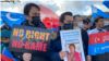 4일 미국 뉴욕 주재 중국 총영사관 앞에서 중국 소수민족 관계자들이 베이징 동계올림픽 반대 시위를 벌이고 있다. 
