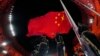 中国国旗在举行北京冬奥会开幕式的国家体育馆升起。（2022年2月4日）