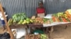 Vendedora com produtos agrícolas, São Tomé e Príncipe