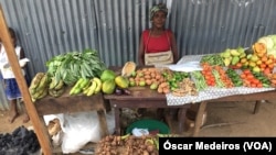Vendedora com produtos agrícolas, São Tomé e Príncipe