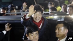 韩国新当选总统朴槿惠12月19日在首尔竞选总部附近向支持的选民挥手致谢
