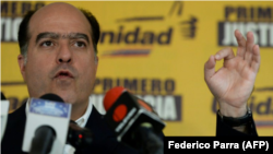 El presidente del parlamento venezolano, Julio Borges, ofrece una conferencia de prensa, el 22 de octubre de 2017 en Caracas, Venezuela.