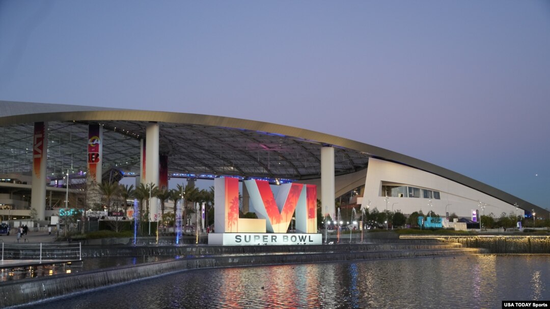 El logotipo de la Super Bowl LVI vista en el SoFi Stadium durante la presentación de los premios NFL Honors, el 13 de febrero de 2022.