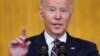 Prezidan Joe Biden bay yon kont randi sakap pase ak La Risi ak Ikren pandan yon diskou nan Lamezonblanch nan Washington, 22 Fevriye 2022. 