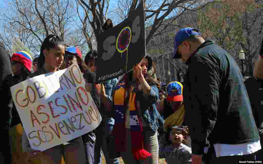 Venezolanos protestan en las calles de Washington