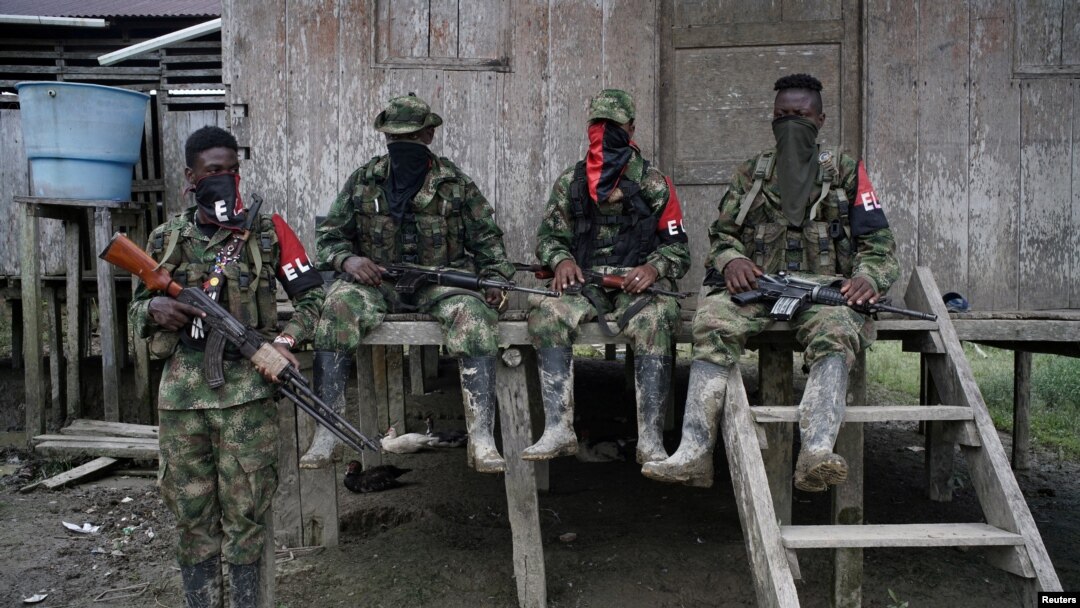 Rebeldes del Ejército Marxista de Liberación Nacional (ELN) de Colombia descansan frente a una casa cerca del río San Juan, Colombia, el 31 de agosto de 2017.