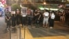 香港市民在荃湾警察首次实弹枪击示威者的地点举行默站纪念。（美国之音海彦拍摄 2019年11月1日）