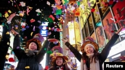 在美國紐約時代廣場歡慶新年到來的民眾。（2020年1月1日）