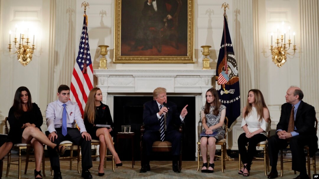 Predsednik Donald Tramp sa učenicima i nastavnicima na sastanku u Beloj kući, 21. februar 2018.