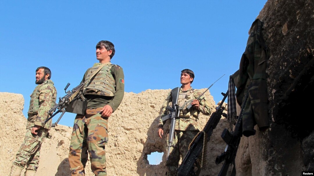 Soldados afganos vigilan desde un retén en la provincia de Helmand, en Afganistán.