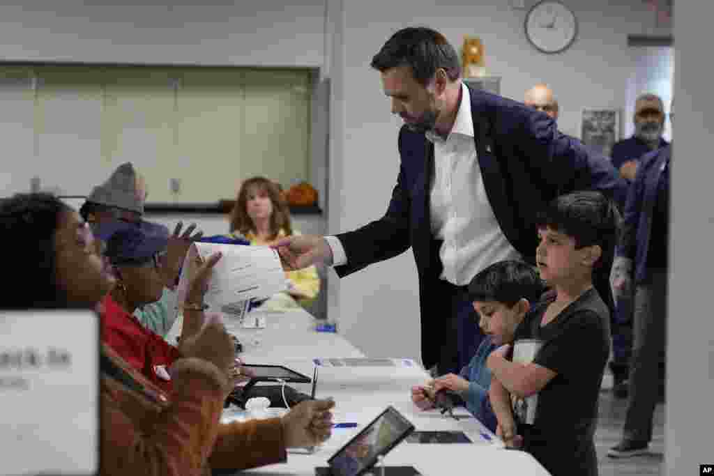Uyu ni Senateri JD Vance n'abana biwe. JD Vance ni we mukandida mu mwanya wa visi prezida ku ruhande rw'abarepublikane. Yatoreye mu gisagara ca Cincinnati muri reta ya Ohio. 