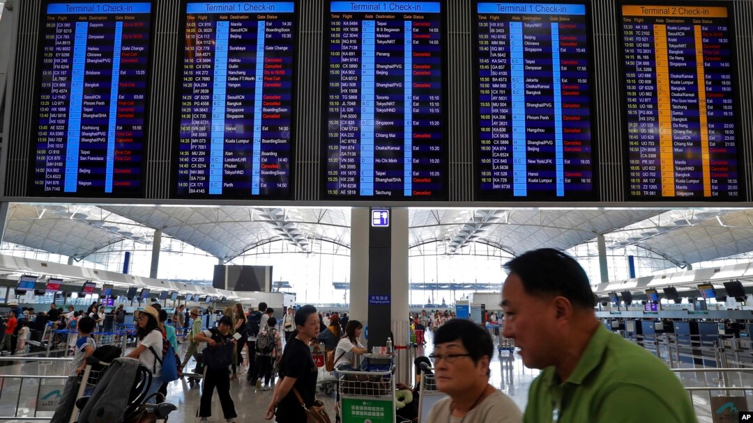 5일 홍콩 국제공항 출국장 앞 현황판에 항공편 결항 안내가 표시돼있다.