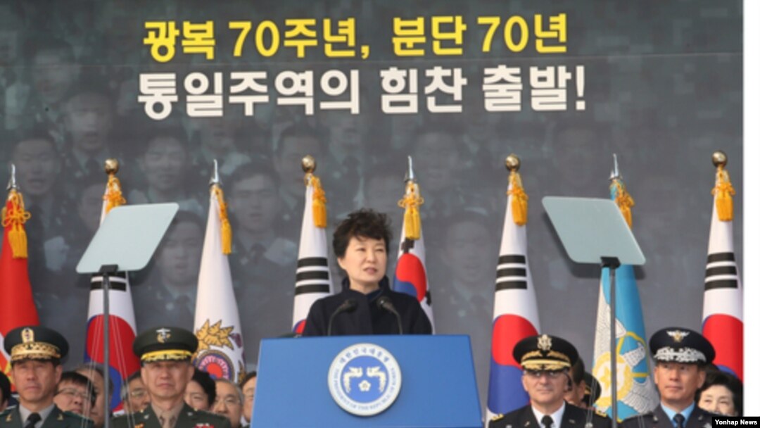 박근혜 한국 대통령이 12일 계룡대 연병장에서 열린 2015년 장교 합동 임관식에서 축사를 하고 있다.