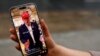 หญิงถือสมาร์ทโฟนโชว์เพจติ๊กตอก @realdonaldtrump ที่กรุงวอชิงตัน 19 ม.ค. 2025 REUTERS/Shannon Stapleton
