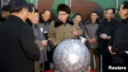 지난 2016년 3월 김정은 국무위원장이 핵무기 연구 부문 과학자, 기술자들을 만나 핵무기 병기화 사업을 지도했다며 북한이 공개한 사진. 핵탄두 기폭장치 추정 물체가 보인다.