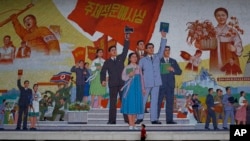 북한 평양의 예술영화촬영소 외부에 설치된 대형 선전 벽화. (자료사진)
