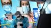 18일 미 남부 플로리다주 마이애미의 코로나 검사소에서 보건 관계자가 검사 준비를 하고 있다.