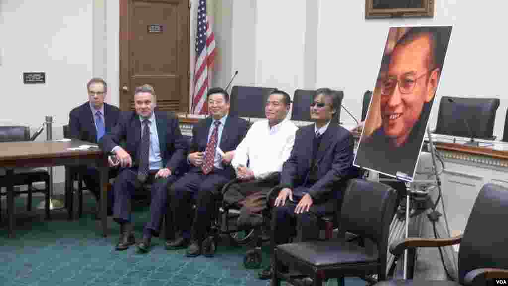 美国的克里斯·史密斯众议员和中国人权活动人士杨建利、方政和陈光诚等人在国会山纪念刘晓波获得诺贝尔和平奖五周年。(2015年12月9日)