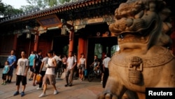 北京大學校門口的行人（2016年7月27日路透社）