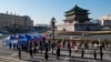 中国陕西西安民众排队接受新冠病毒检测。（2021年12月21日）