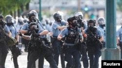Efectivos del orden responden a las protestas de los manifestantes cerca de la estación policial en Minneapolis, que desde el 25 de mayo reclaman justicia por la muerte del afroamericano George Floyd en una céntrica calle de la ciudad.