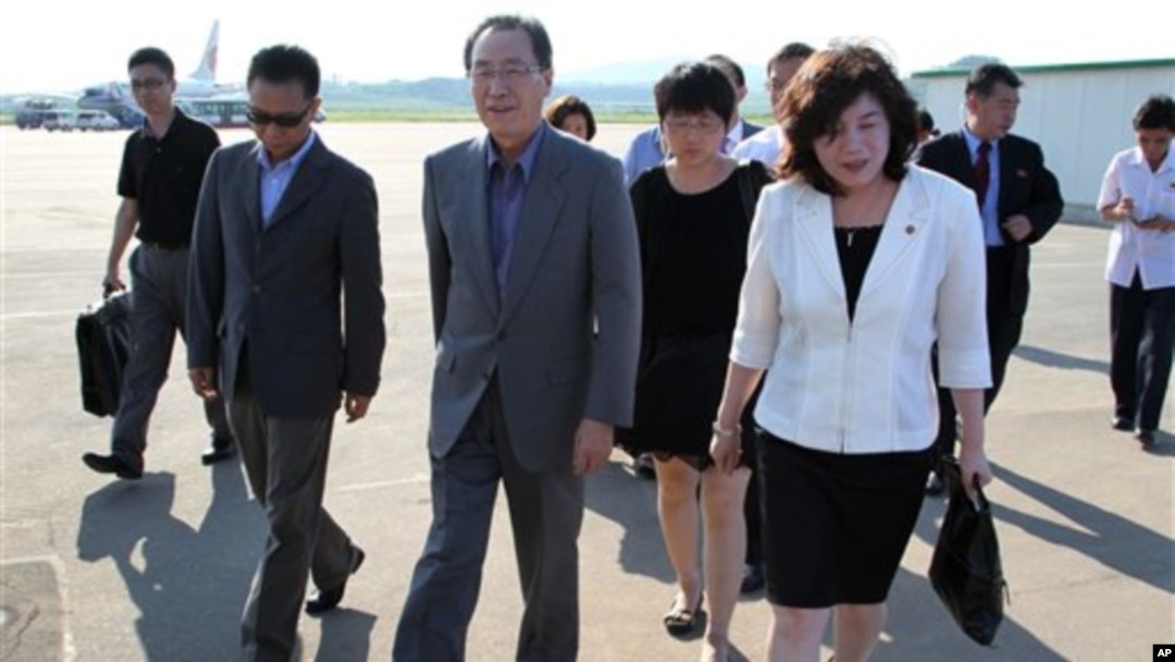 중국 측 6자회담 수석대표인 우다웨이 한반도사무특별대표가 지난 8월 평양에 도착해 북한 측 인사들의 영접을 받고 있다. (자료사진)