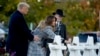 Uwargida Melania Trump, tare da Shugaba Donald Trump, da limamin Tree of Life Rabbi Jeffrey Myers, 