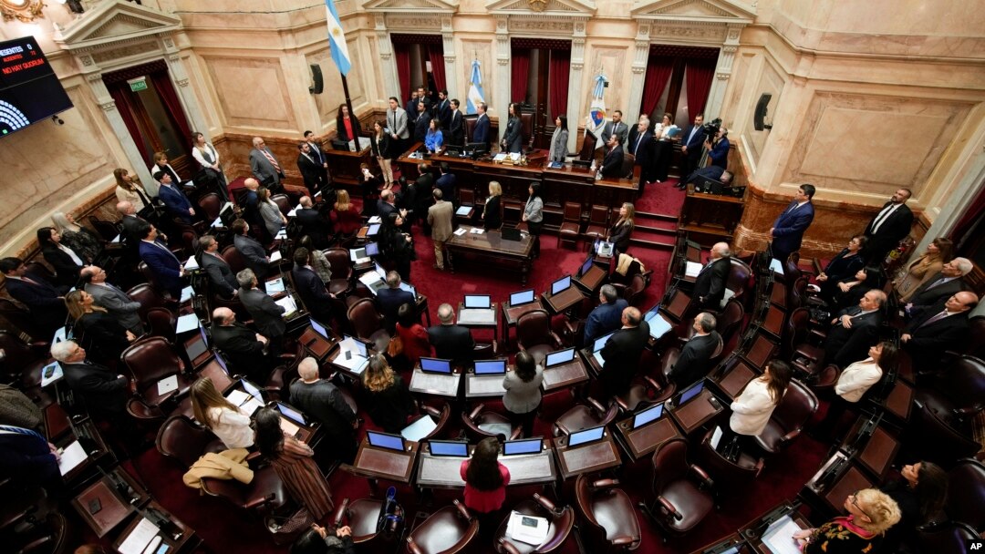Los senadores abren la sesión para debatir dos proyectos de reformas impulsados por el presidente argentino Javier Milei en Buenos Aires, Argentina, el miércoles 12 de junio de 2024.