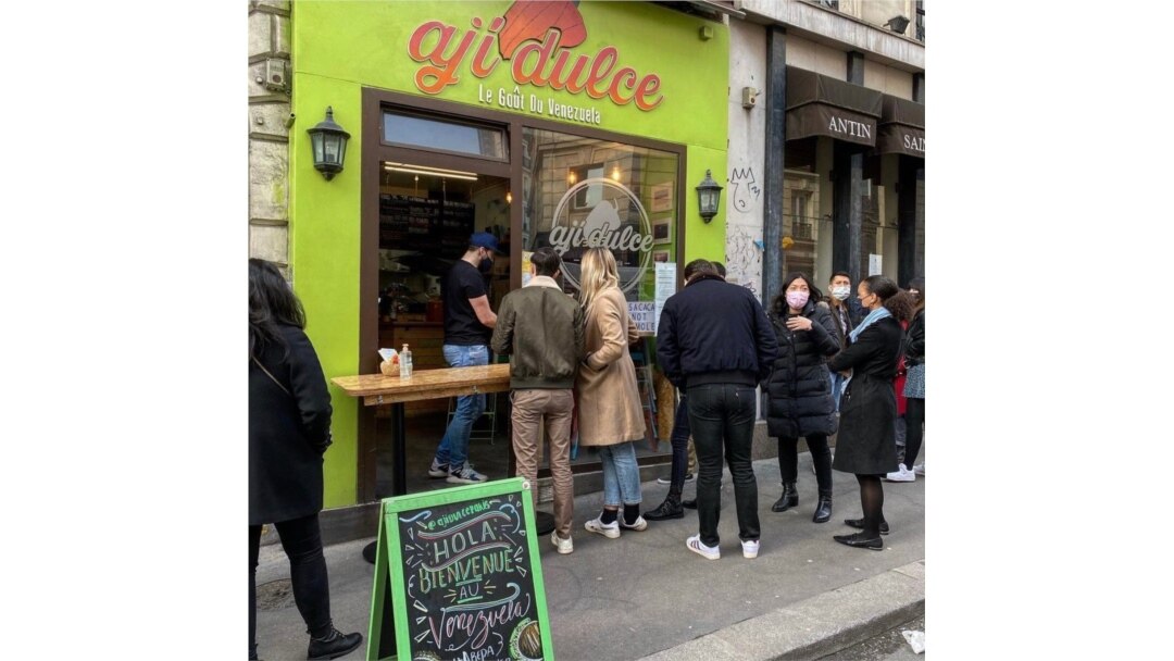 Personas hacen fila para pedir en Ají Dulce, un emprendimiento venezolano en París.