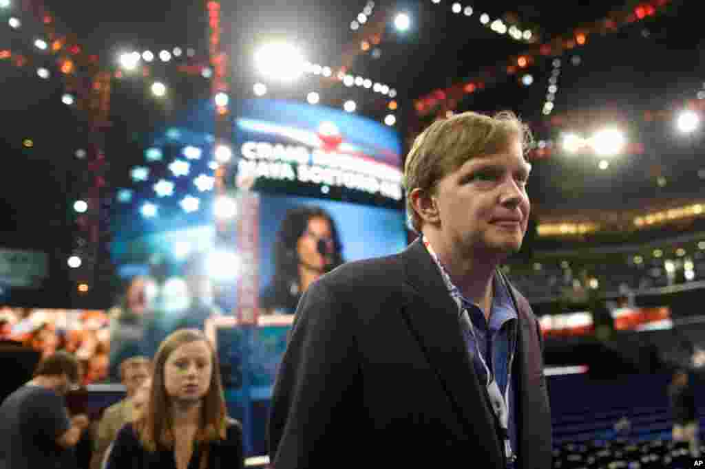 President Barack Obama's campaign manager Jim Messina tours the floor at the Democratic National Convention, September 3, 2012.
