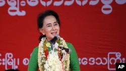 ဒေါ်အောင်ဆန်းစုကြည် မဲဆွယ်စည်းရုံးရေး ဆင်းစဉ်။ 