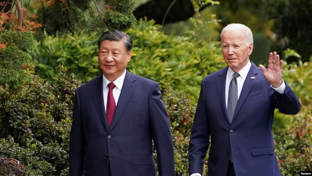 ARCHIVO: El presidente estadounidense Joe Biden saluda mientras camina con el presidente chino Xi Jinping en la finca Filoli al margen de la cumbre del Foro de Cooperación Económica Asia-Pacífico (APEC), en Woodside, California, EE. UU., el 15 de noviembre de 2023. REUTERS