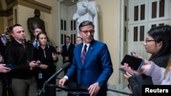El presidente de la Cámara de Representantes, Mike Johnson, habla con los periodistas antes de una votación fallida para aprobar la Ley de Ayuda Estadounidense en el Capitolio en Washington, EEUU, el 19 de diciembre de 2024.